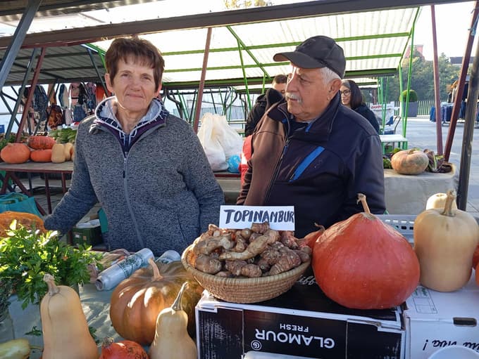 Davorina Lesjak (levo) na mariborski tržnici že več kot dvajset let prodaja domačo repo iz Krčevine pri Vurbergu.