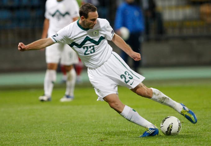 Nekdanji slovenski nogometni reprezentant ženi grozil z ubojem, mladoletne otroke pa zanemarjal. Zakaj ni v zaporu?