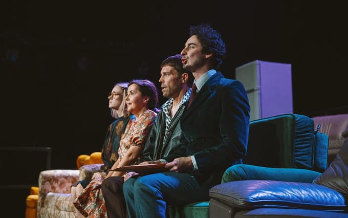 Predstavo odlikujejo odlično režirani skupinski prizori.