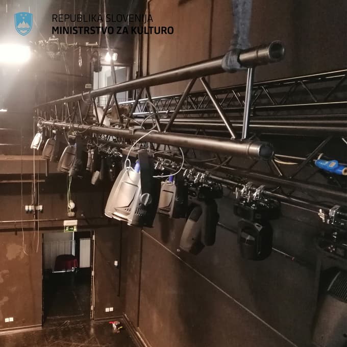 Delno je bila obnovljena odrska razsvetljava.