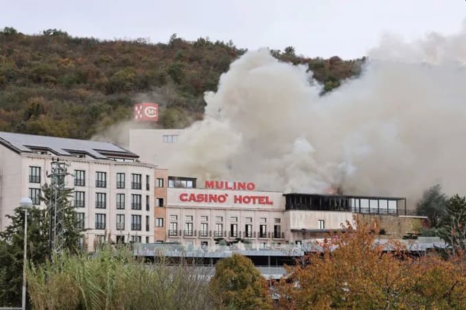 (FOTO in VIDEO) Casino Mulino pri Sečovljah v plamenih. Ogenj naj bi bil preskočil s hotelskega elekričnega vozila