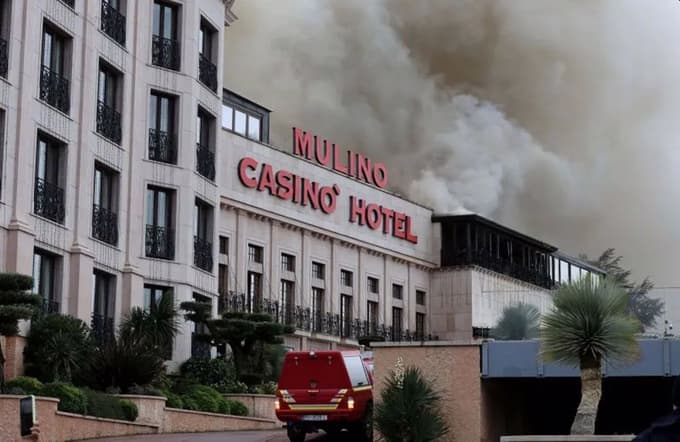 (FOTO in VIDEO) Casino Mulino pri Sečovljah v plamenih. Ogenj naj bi bil preskočil s hotelskega elekričnega vozila