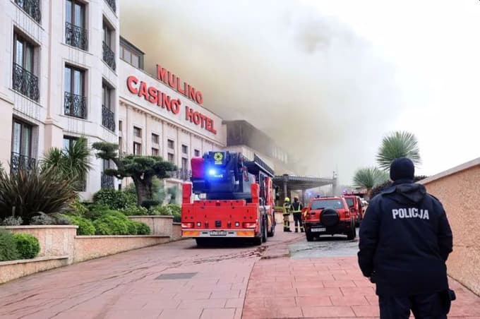 (FOTO in VIDEO) Casino Mulino pri Sečovljah v plamenih. Ogenj naj bi bil preskočil s hotelskega elekričnega vozila