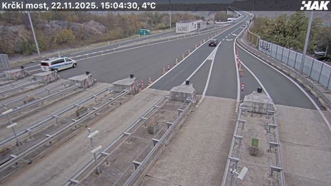 Nadzorna kamera pred uvozom na most na Krk.