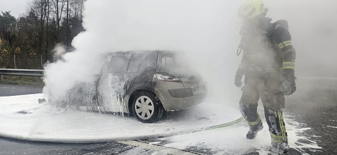 Gašenje požara na osebnem vozilu na pomurski avtocesti