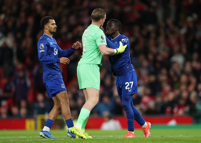 (VIDEO) Čemu vse je Šeško v Angliji priča: Nogometaš izključen, ker je udaril - soigralca?!