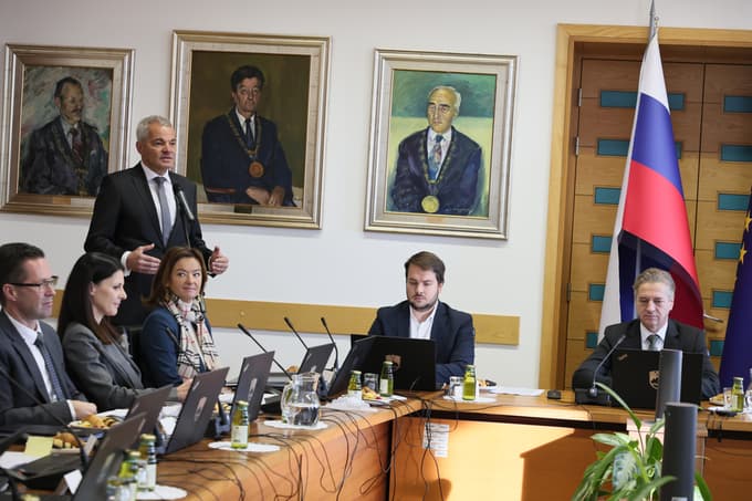 (SPREMLJAMO) Preverite, kaj ima na dnevnem redu: Vlada s sejo v Mariboru začela obisk Podravja