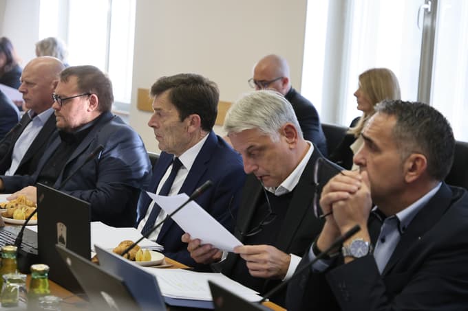 (SPREMLJAMO) Preverite, kaj ima na dnevnem redu: Vlada s sejo v Mariboru začela obisk Podravja