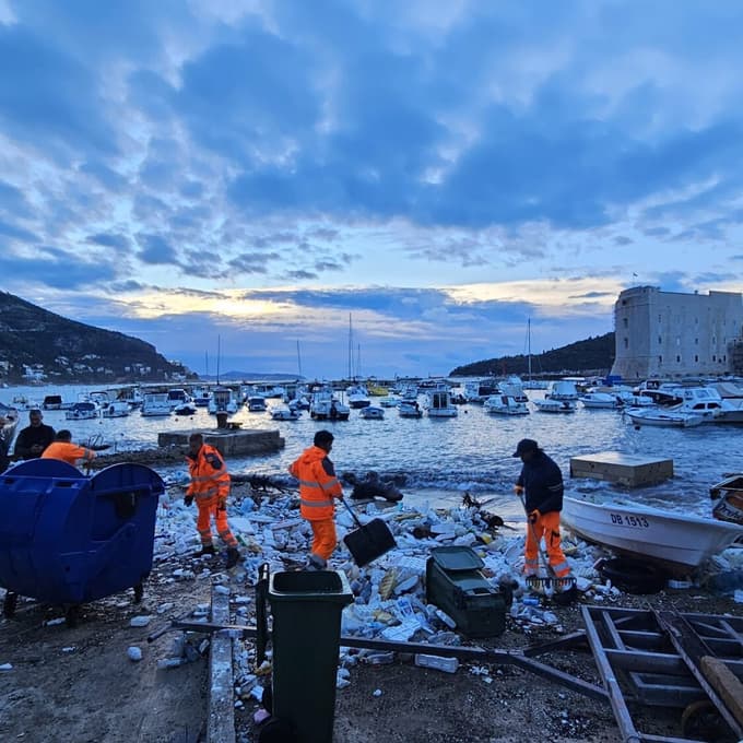 Čiščenje naplavljenih smeti v Dubrovniku