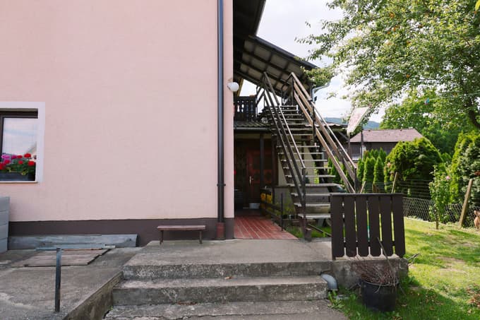 Zločin se je zgodil v spalnice hiše, kjer sta žrtev in obtožena le nekaj dni živela pod isto streho.