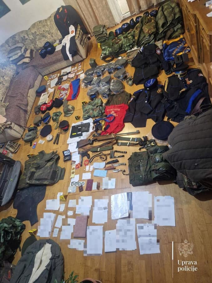 (FOTO) Plačanci so se borili na ruski strani, poglejte, kaj so jim zaplenili črnogorski policisti
