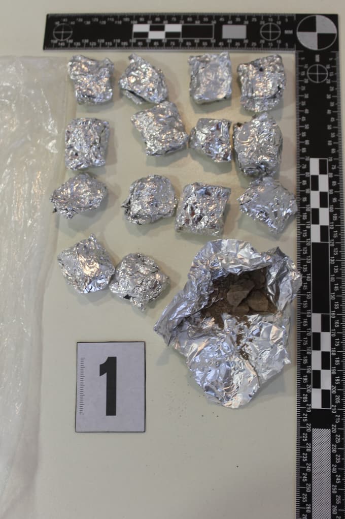 Zavitki z drogo, ki so jo našli pri povzročitelju prometne nesreče na Šmartinski cesti v Ljubljani