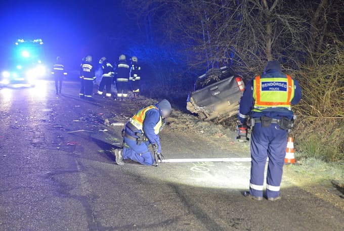 (FOTO) Reševalno vozilo iz konvoja, v katerem je bila predsednica Nataša Pirc Musar, pomagalo poškodovanim v nesreči