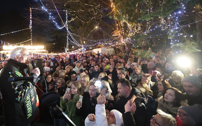Roškarjev prižig božičnih lučk na Teznem je postal prava senzacija. 