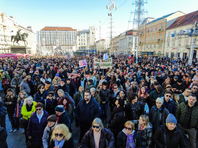 (FOTO) "Fašizem je sovraštvo": Hrvati v večjih mestih protestirali proti fašizmu