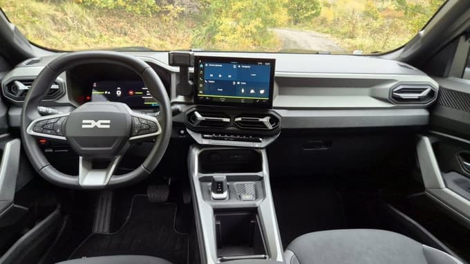 Notranjost sledi trenutnim splošnim oblikovalskim trendom in je kompromis pri uporabi materialov.