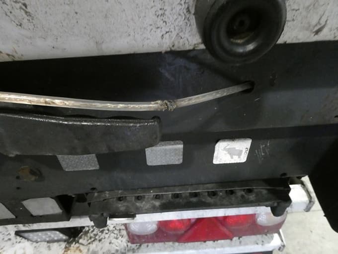 Poškodovana carinska zalivka in prerezana pletenica na ponjavi razkrili skrite migrante v priklopniku