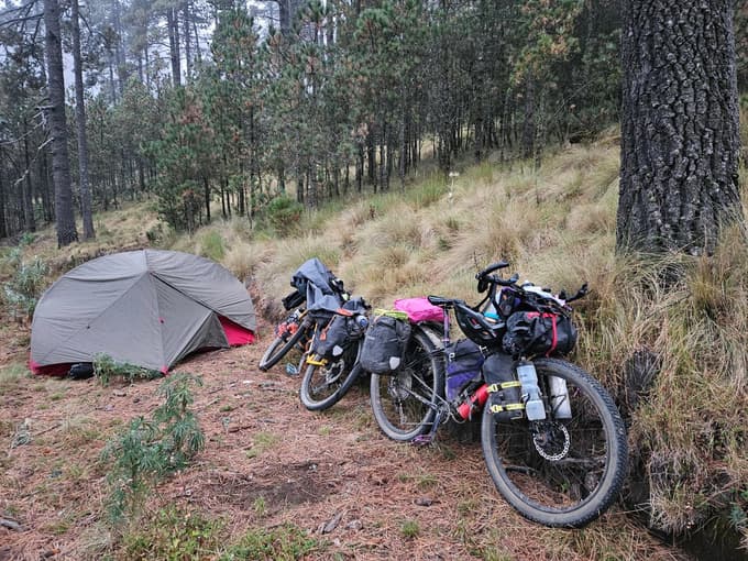 Divje kampiranje na 3800 metrih nadmorske višine v nacionalnem parku Nevado de Toluca