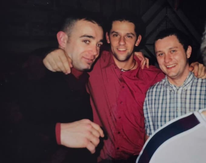 Dejan Lukić na sredini s košarkarskima prijateljema