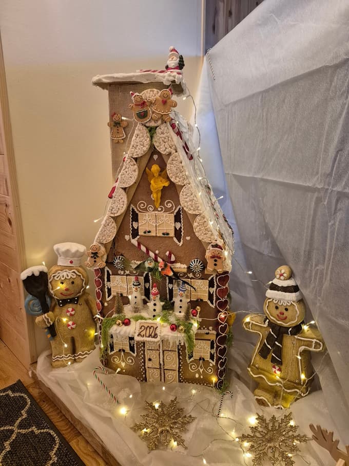 Dvajset lično okrašenih hišk so prispevali otroci iz bližnje okolice, ostale je izdelala Dragica Tigeli.