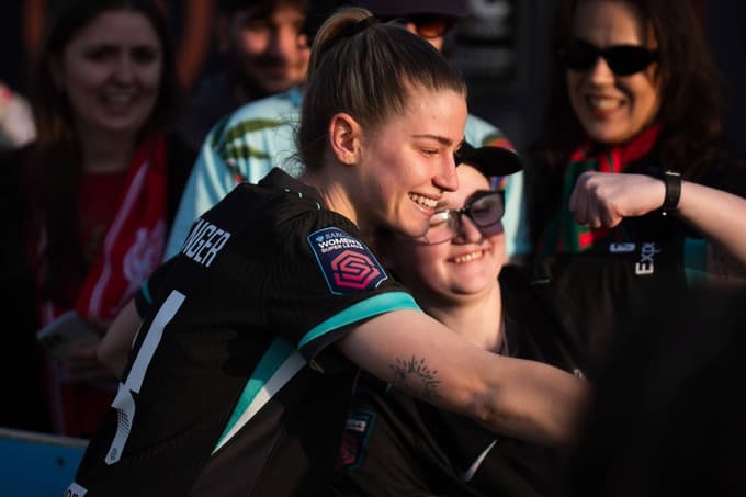 (FOTO) Grozljivka na Otoku: Zvezdnica Liverpoola postala tarča obsedenega zalezovalca