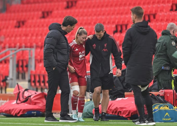 (FOTO) Grozljivka na Otoku: Zvezdnica Liverpoola postala tarča obsedenega zalezovalca