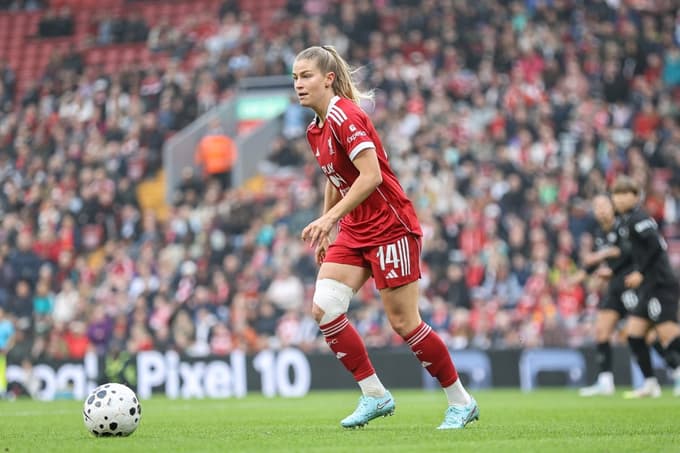 (FOTO) Grozljivka na Otoku: Zvezdnica Liverpoola postala tarča obsedenega zalezovalca