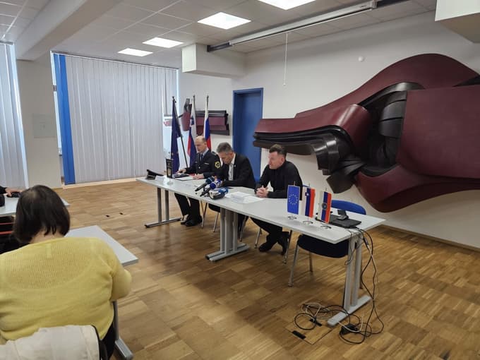 Tiskovna konferenca o razbitju čezmejne kriminalne združbe.