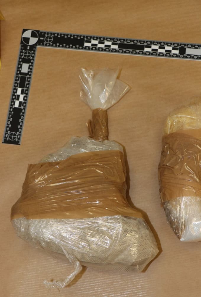 Policija je našla drogo, orožje, gotovino ...