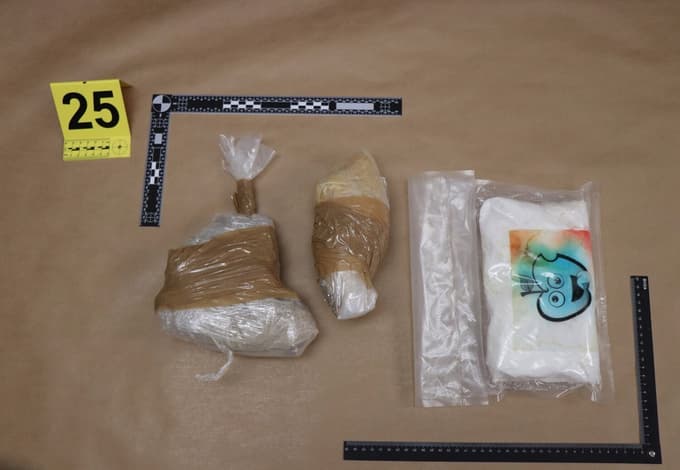 (FOTO) Zasegli heroin, ekstazi, kokain, orožje. Slovenska in italijanska policija razbili združbo preprodajalcev mamil