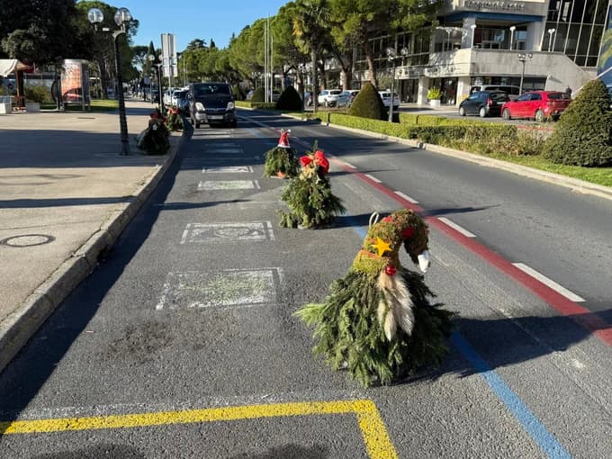 (FOTO) V Portorožu "gozdni palčki" zasedli parkirna mesta, občani ne morejo po zdravila in pošto