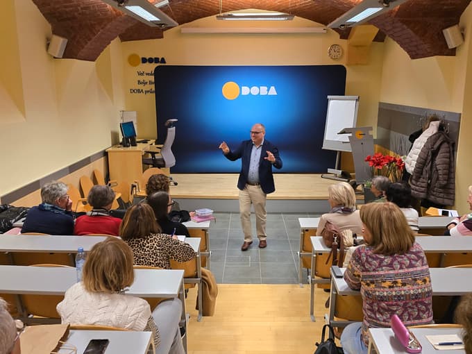 Dan Podjed: "Kolikokrat se dotaknemo človeka, kolikokrat pa zaslona?"