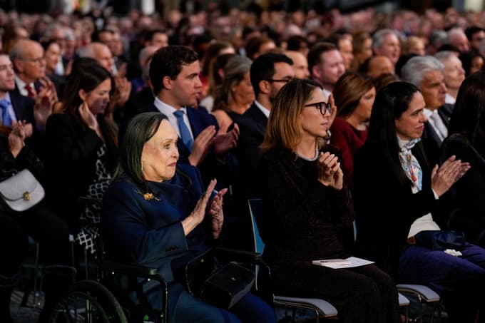 Mati nobelovke, venezuelske opozicijske liderke, Corina Parisca de Machado na podelitvi v Oslu.
