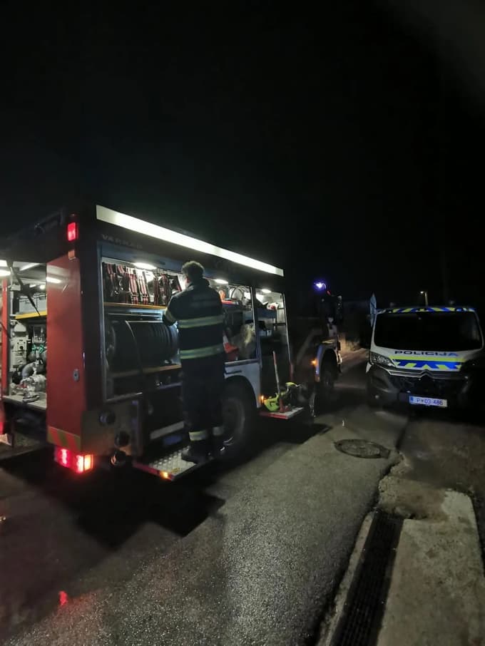 (FOTO) Ponoči zagorela hiša: Požar povzročil večjo škodo, širil se je tudi proti gozdu