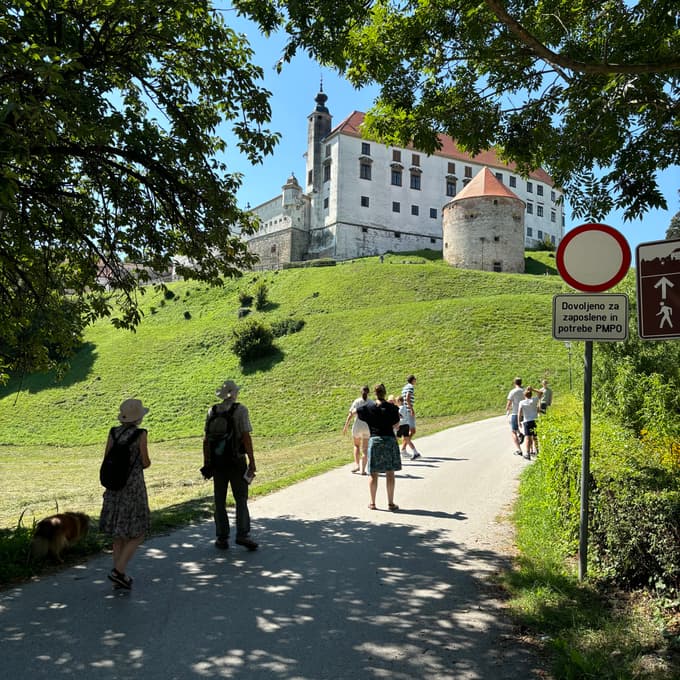 Nekateri mestni svetniki so podali pobudo, da bi dodatne sanitarije uredili na parkirišču pod gradom, saj je ptujski grad ena najbolj obiskanih turističnih točk v mestu.