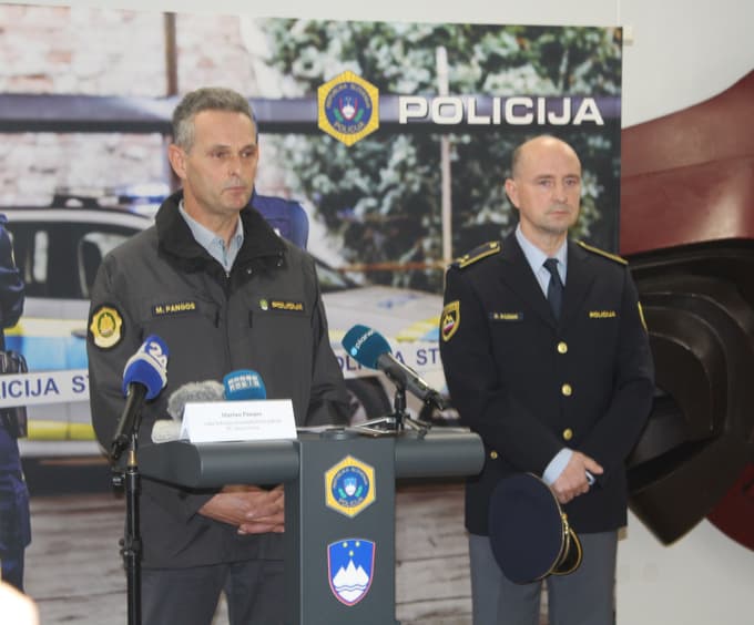 Vodja sektorja kriminalistične policije Policijske uprave (PU) Nova Gorica Marino Pangos in tiskovni predstavnik novogoriške policijske uprave Dean Božnik.