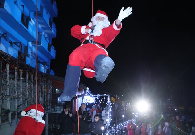 (FOTO) Srčni spust božičkov znova razveseljuje stanovalce Doma Danice Vogrinec