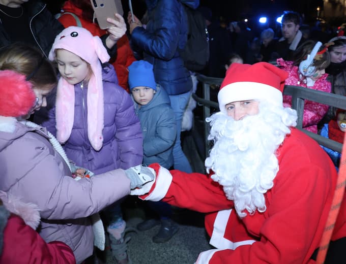 (FOTO) Srčni spust božičkov znova razveseljuje stanovalce Doma Danice Vogrinec