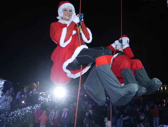 (FOTO) Srčni spust božičkov znova razveseljuje stanovalce Doma Danice Vogrinec