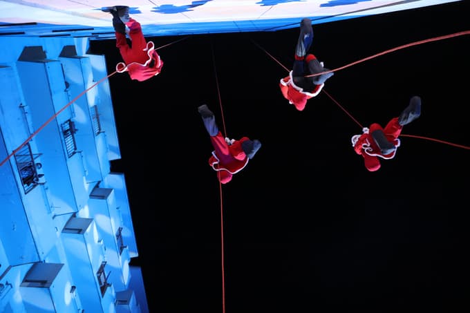 (FOTO) Srčni spust božičkov znova razveseljuje stanovalce Doma Danice Vogrinec