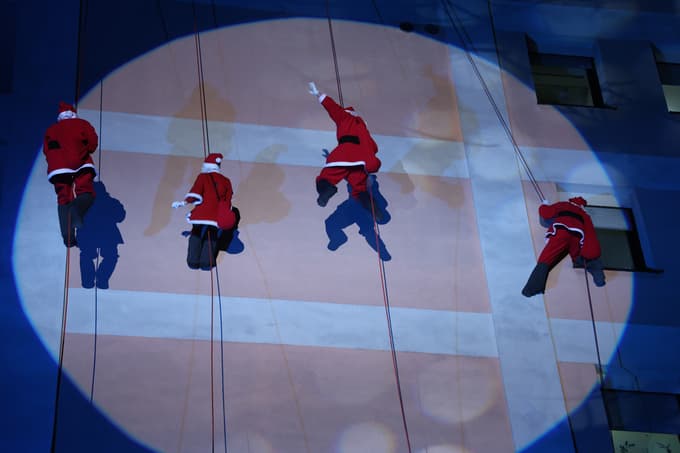(FOTO) Srčni spust božičkov znova razveseljuje stanovalce Doma Danice Vogrinec