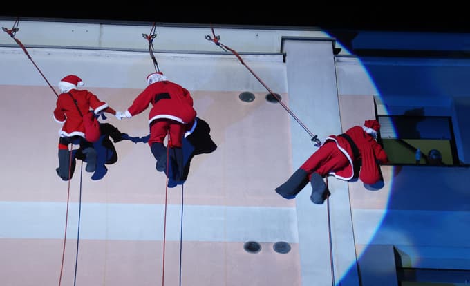 (FOTO) Srčni spust božičkov znova razveseljuje stanovalce Doma Danice Vogrinec