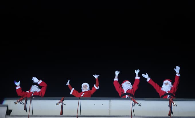 (FOTO) Srčni spust božičkov znova razveseljuje stanovalce Doma Danice Vogrinec