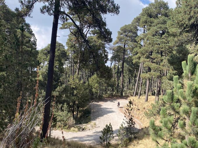 Dolg spust proti dolini Valle de Bravo