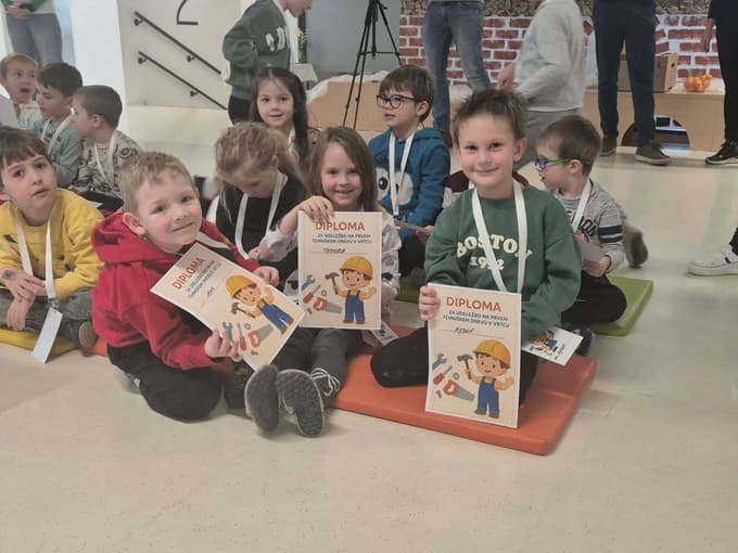 (FOTO) V Vrtcu Ravne prvi tehniški dan: Najmlajši v vlogi malih mojstrov