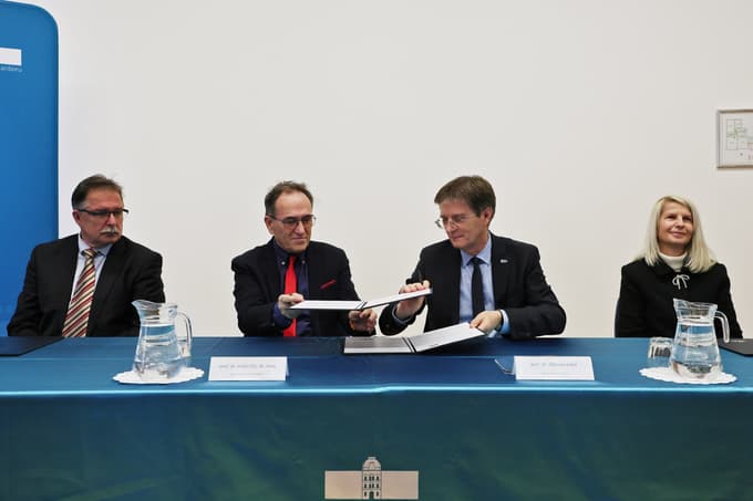 Maribor - Univerza v Mariboru, Rektorat - Šolstvo - Slovesnosti - Podpis pogodbe o podeljenem statusu pridružene članice Univerze v Mariboru - slavnostni podpis pogodbe, s katero se Univerzitetnemu kliničnemu centru Maribor podeljuje status pridružene članice Univerze v Mariboru. Pogodbo sta podpisala prof. dr. Vojko Flis, dr. med., generalni direktor Univerzitetnega kliničnega centra Maribor in prof. dr. Zdravko Kačič, rektor Univerze v Mariboru. - Pogodbe -