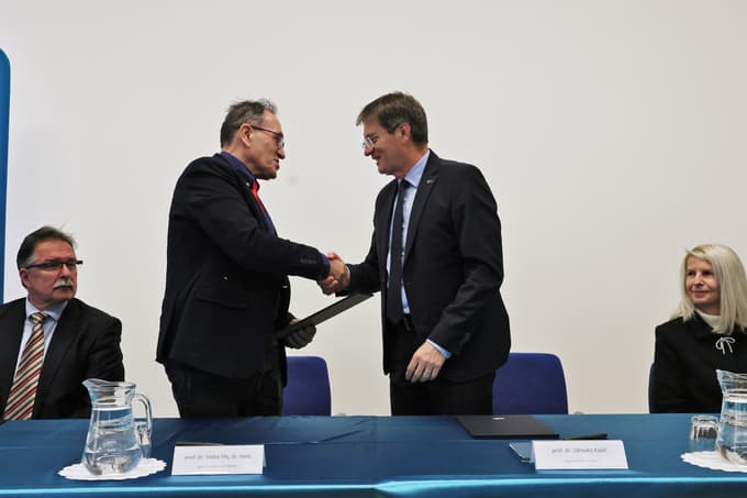 Maribor - Univerza v Mariboru, Rektorat - Šolstvo - Slovesnosti - Podpis pogodbe o podeljenem statusu pridružene članice Univerze v Mariboru - slavnostni podpis pogodbe, s katero se Univerzitetnemu kliničnemu centru Maribor podeljuje status pridružene članice Univerze v Mariboru. Pogodbo sta podpisala prof. dr. Vojko Flis, dr. med., generalni direktor Univerzitetnega kliničnega centra Maribor in prof. dr. Zdravko Kačič, rektor Univerze v Mariboru. - Pogodbe -