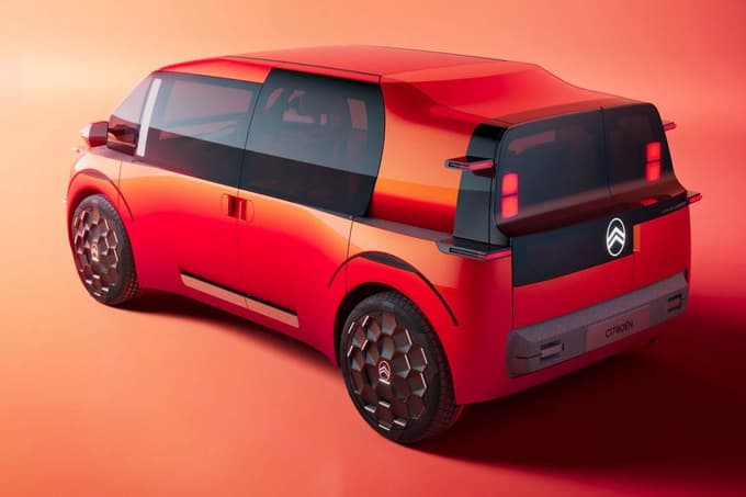 Futurističnih elementov ne manjka - od zadnjih luči, narisanih kolesnih lokov in velikih steklenih površin.