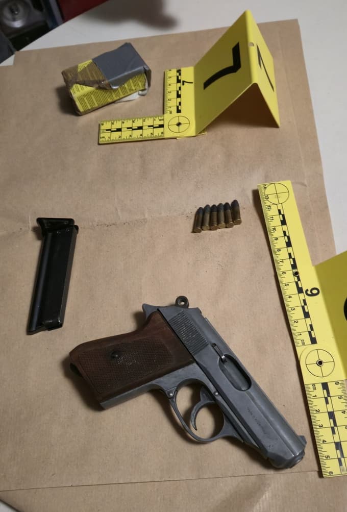 Zasegli so tudi pištolo s šestimi naboji.