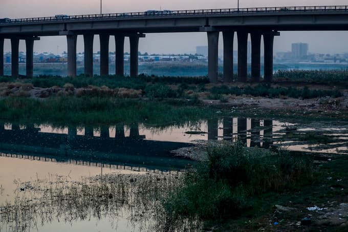 Poleti je bil Tigris ponekod tako plitek, da so ga ljudje lahko prebrodili peš.
